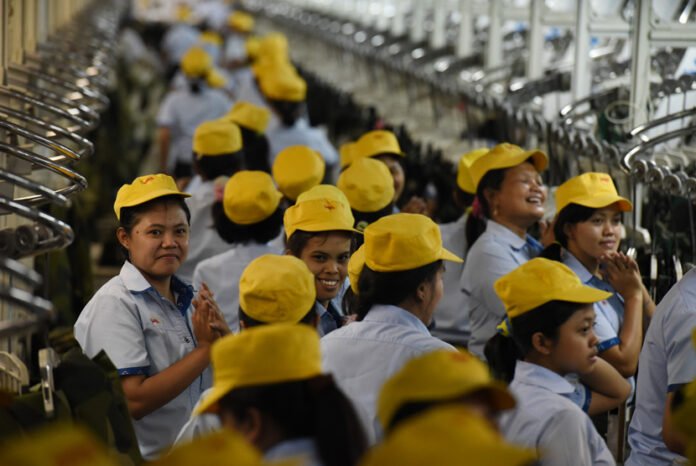 Buruh memproduksi tekstil di Pabrik Sritex, Sukoarjo, Jawa Tengah, Jumat (13/2).